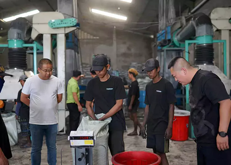 Indonesiske kunders dybtgående fabriksbesøg for kokosnødskalaktiveret kul: Vidne til produktionsstyrke og samarbejde oprigtighed